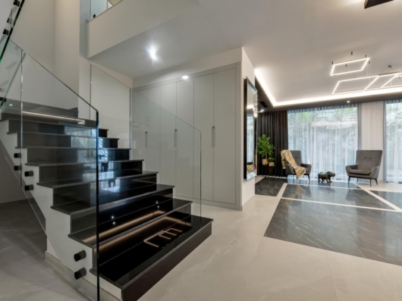 VILLA DE LUJO LISTA PARA ENTRAR A VIVIR CON MAGNIFICAS VISTAS AL MAR EN FINESTRAT