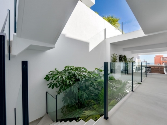 VILLA DE LUJO LISTA PARA ENTRAR A VIVIR CON MAGNIFICAS VISTAS AL MAR EN FINESTRAT