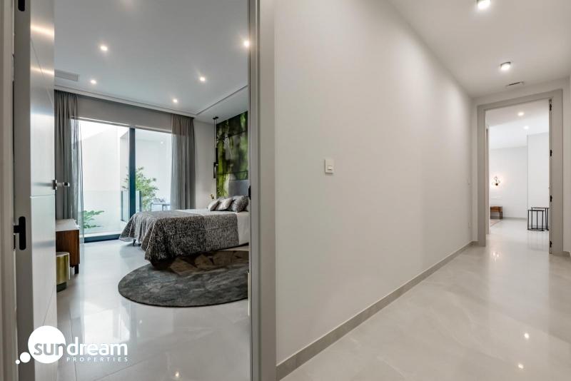 VILLA DE LUJO LISTA PARA ENTRAR A VIVIR CON MAGNIFICAS VISTAS AL MAR EN FINESTRAT