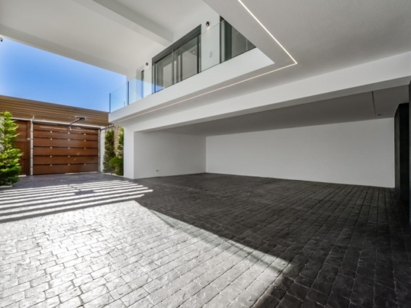 VILLA DE LUJO LISTA PARA ENTRAR A VIVIR CON MAGNIFICAS VISTAS AL MAR EN FINESTRAT