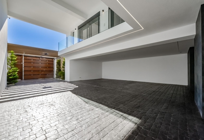 VILLA DE LUJO LISTA PARA ENTRAR A VIVIR CON MAGNIFICAS VISTAS AL MAR EN FINESTRAT