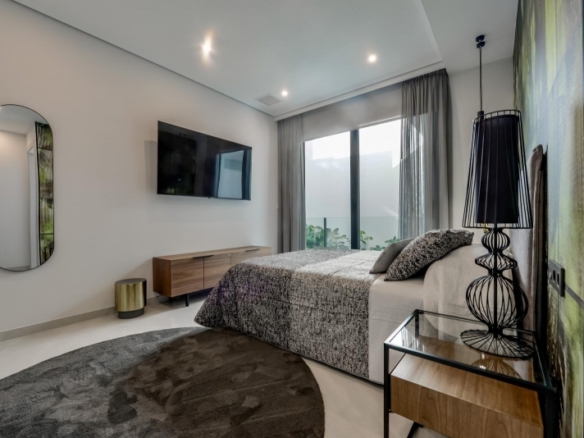 VILLA DE LUJO LISTA PARA ENTRAR A VIVIR CON MAGNIFICAS VISTAS AL MAR EN FINESTRAT