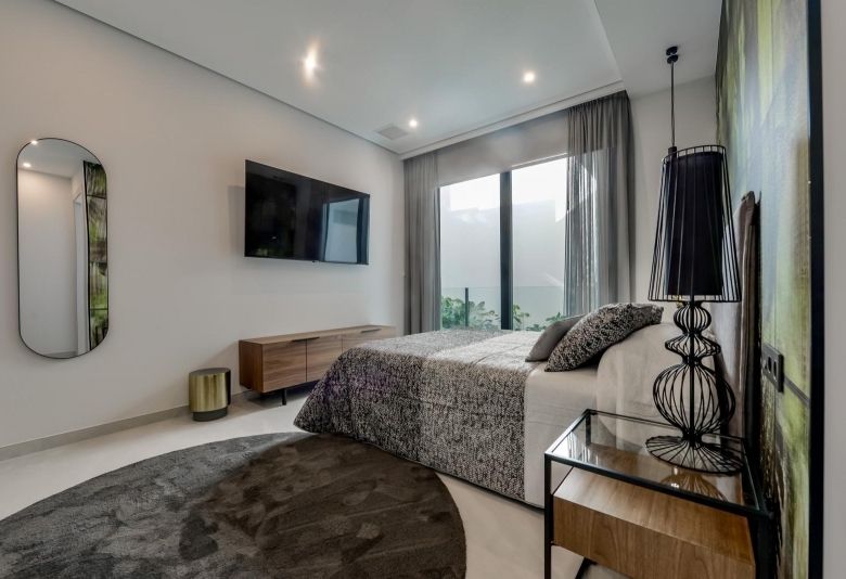 VILLA DE LUJO LISTA PARA ENTRAR A VIVIR CON MAGNIFICAS VISTAS AL MAR EN FINESTRAT
