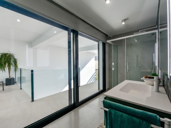 VILLA DE LUJO LISTA PARA ENTRAR A VIVIR CON MAGNIFICAS VISTAS AL MAR EN FINESTRAT