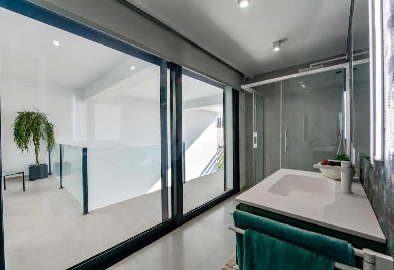 VILLA DE LUJO LISTA PARA ENTRAR A VIVIR CON MAGNIFICAS VISTAS AL MAR EN FINESTRAT