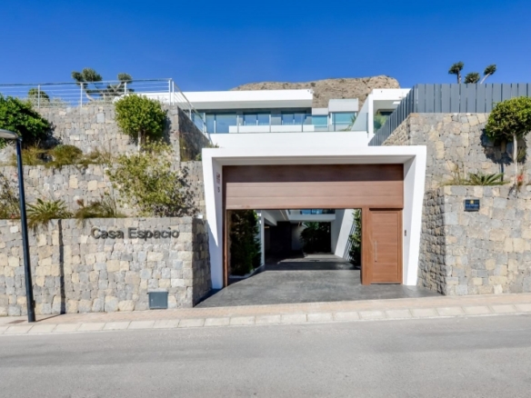 VILLA DE LUJO LISTA PARA ENTRAR A VIVIR CON MAGNIFICAS VISTAS AL MAR EN FINESTRAT
