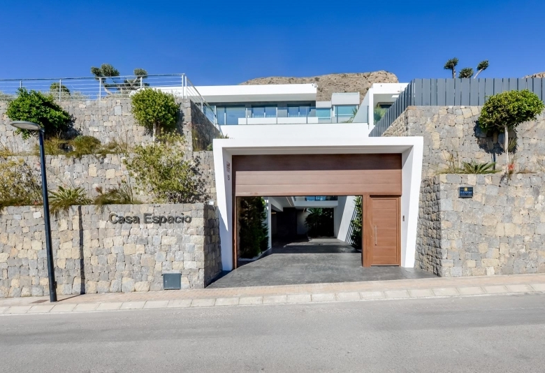 VILLA DE LUJO LISTA PARA ENTRAR A VIVIR CON MAGNIFICAS VISTAS AL MAR EN FINESTRAT