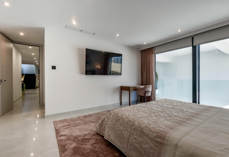 VILLA DE LUJO LISTA PARA ENTRAR A VIVIR CON MAGNIFICAS VISTAS AL MAR EN FINESTRAT