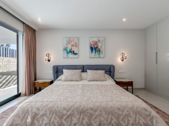 VILLA DE LUJO LISTA PARA ENTRAR A VIVIR CON MAGNIFICAS VISTAS AL MAR EN FINESTRAT