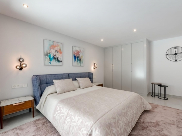 VILLA DE LUJO LISTA PARA ENTRAR A VIVIR CON MAGNIFICAS VISTAS AL MAR EN FINESTRAT
