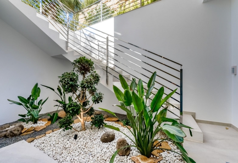 VILLA DE LUJO LISTA PARA ENTRAR A VIVIR CON MAGNIFICAS VISTAS AL MAR EN FINESTRAT