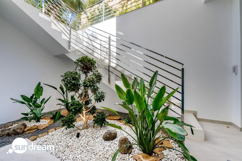 VILLA DE LUJO LISTA PARA ENTRAR A VIVIR CON MAGNIFICAS VISTAS AL MAR EN FINESTRAT