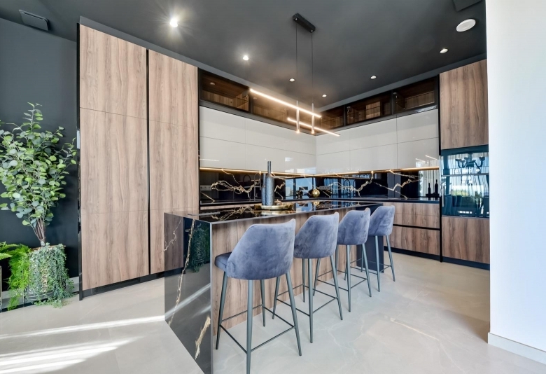 VILLA DE LUJO LISTA PARA ENTRAR A VIVIR CON MAGNIFICAS VISTAS AL MAR EN FINESTRAT