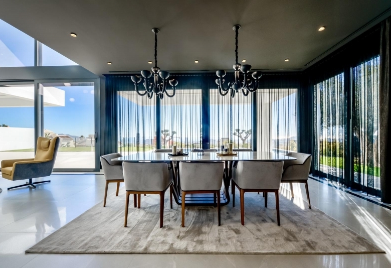 VILLA DE LUJO LISTA PARA ENTRAR A VIVIR CON MAGNIFICAS VISTAS AL MAR EN FINESTRAT