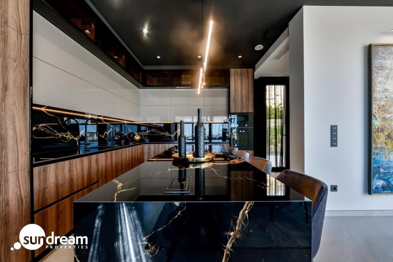 VILLA DE LUJO LISTA PARA ENTRAR A VIVIR CON MAGNIFICAS VISTAS AL MAR EN FINESTRAT