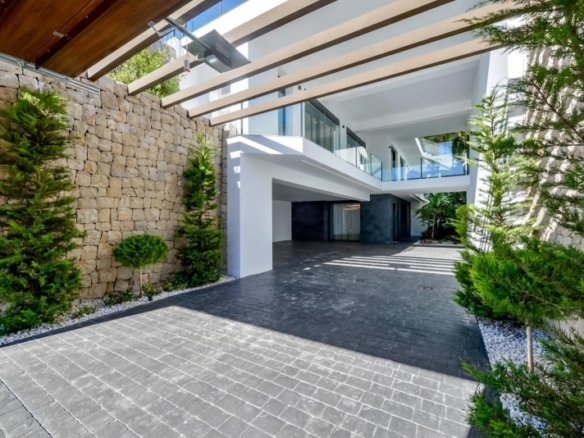 VILLA DE LUJO LISTA PARA ENTRAR A VIVIR CON MAGNIFICAS VISTAS AL MAR EN FINESTRAT