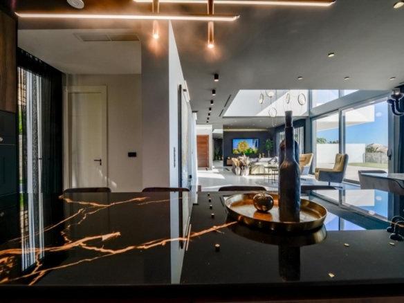 VILLA DE LUJO LISTA PARA ENTRAR A VIVIR CON MAGNIFICAS VISTAS AL MAR EN FINESTRAT