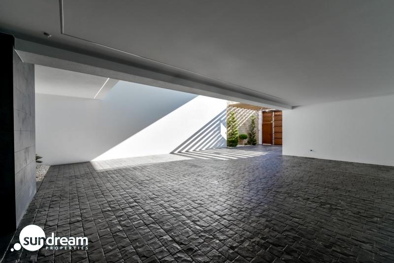 VILLA DE LUJO LISTA PARA ENTRAR A VIVIR CON MAGNIFICAS VISTAS AL MAR EN FINESTRAT