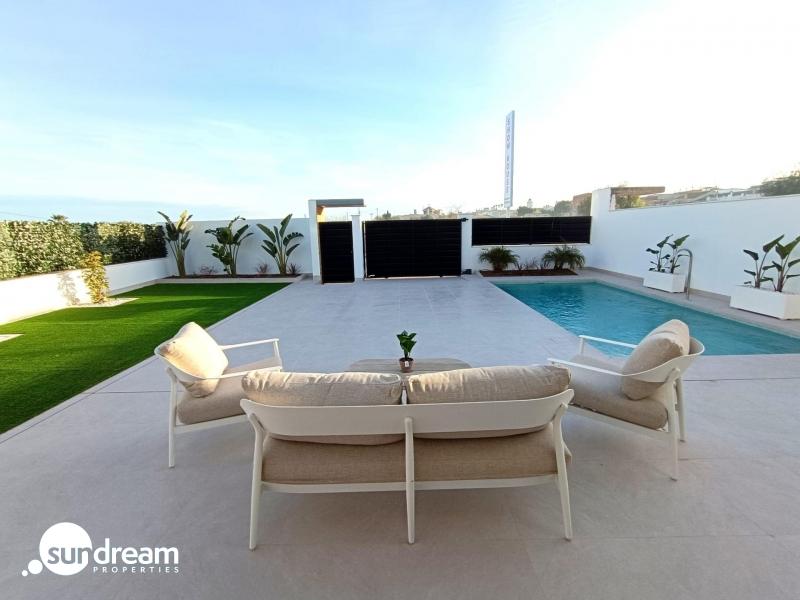 Chalet adosado con piscina privada a la venta  en Benijófar(Alicante)
