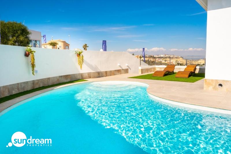 Villa de 5 dormitorios a la venta con estupendas vistas al campo de Golf