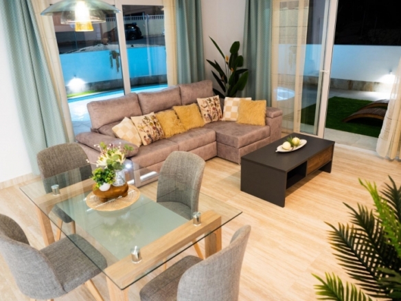 Villa de 5 dormitorios a la venta con estupendas vistas al campo de Golf