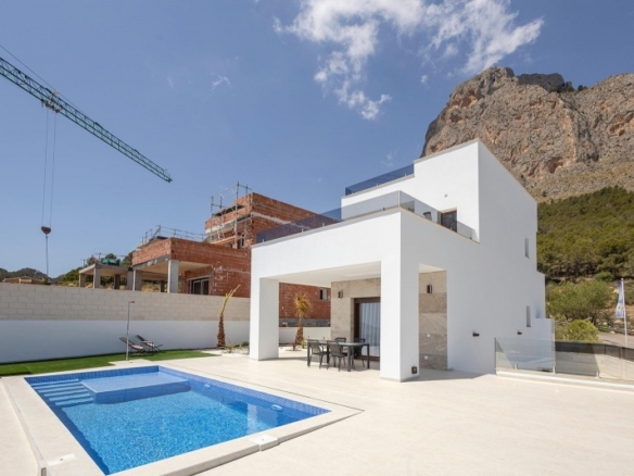 Villa de nueva construcción con piscina privada y vistas al mar en Polop