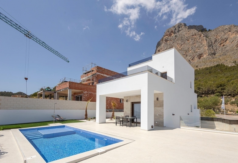 Villa de nueva construcción con piscina privada y vistas al mar en Polop
