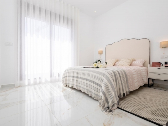 Villa de nueva construcción con piscina privada y vistas al mar en Polop
