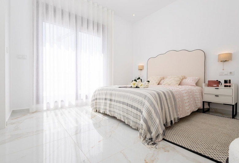Villa de nueva construcción con piscina privada y vistas al mar en Polop
