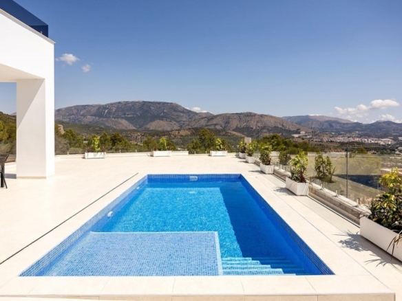 Villa de nueva construcción con piscina privada y vistas al mar en Polop