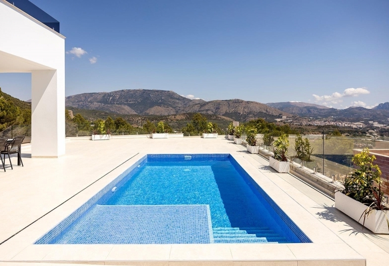 Villa de nueva construcción con piscina privada y vistas al mar en Polop