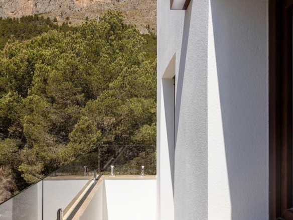 Villa de nueva construcción con piscina privada y vistas al mar en Polop