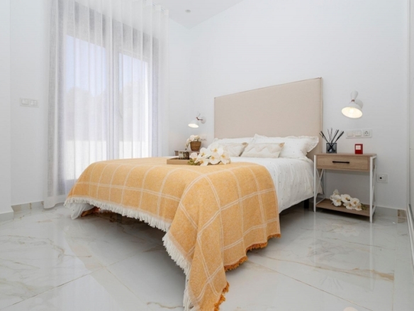 Villa de nueva construcción con piscina privada y vistas al mar en Polop