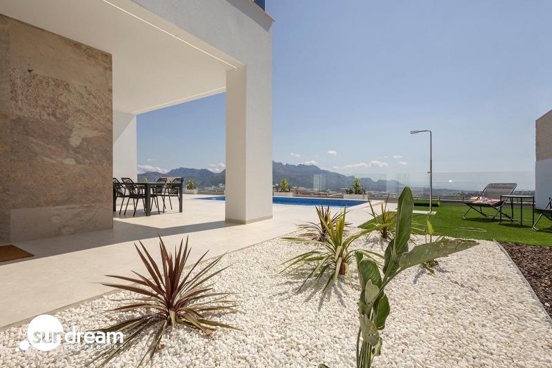 Villa de nueva construcción con piscina privada y vistas al mar en Polop