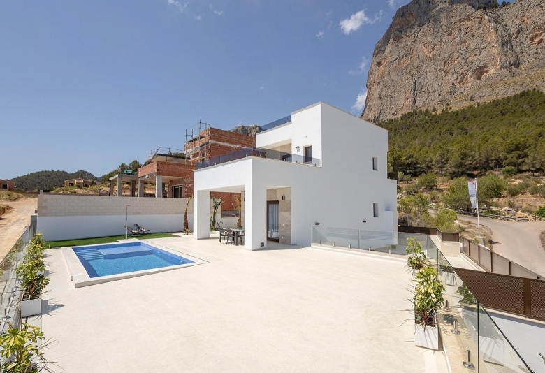 Villa de nueva construcción con piscina privada y vistas al mar en Polop