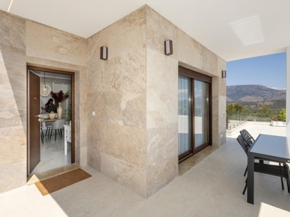 Villa de nueva construcción con piscina privada y vistas al mar en Polop