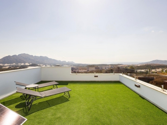 Villa de nueva construcción con piscina privada y vistas al mar en Polop