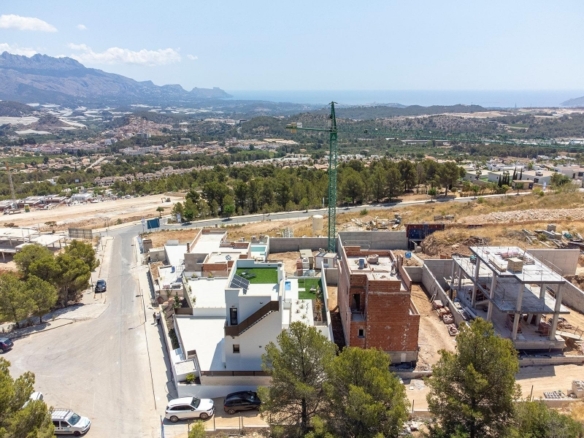 Villa de nueva construcción con piscina privada y vistas al mar en Polop