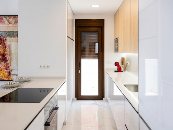 Villa de nueva construcción con piscina privada y vistas al mar en Polop