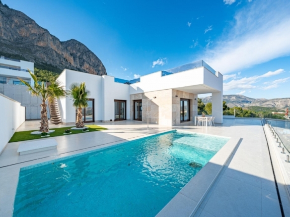 Villa de nueva construcción de una planta y piscina privada en Polop