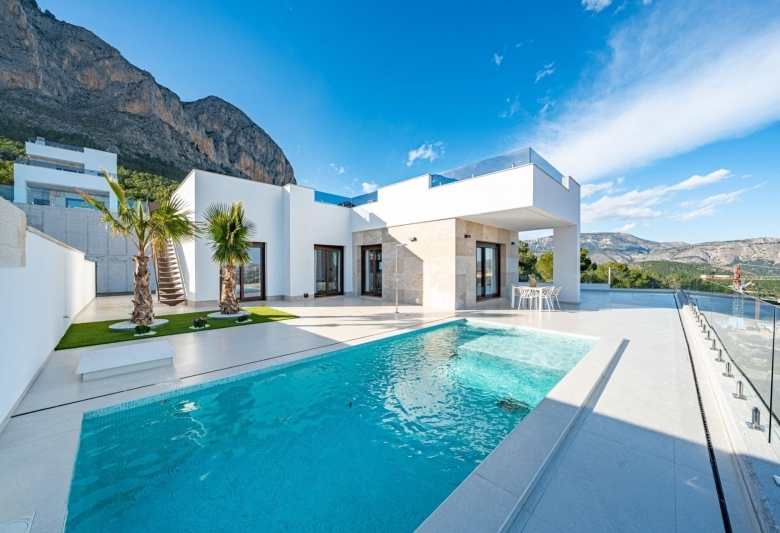 Villa de nueva construcción de una planta y piscina privada en Polop