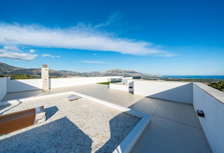 Villa de nueva construcción de una planta y piscina privada en Polop
