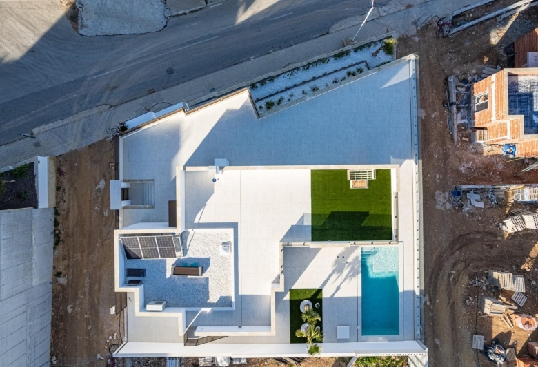 Villa de nueva construcción de una planta y piscina privada en Polop