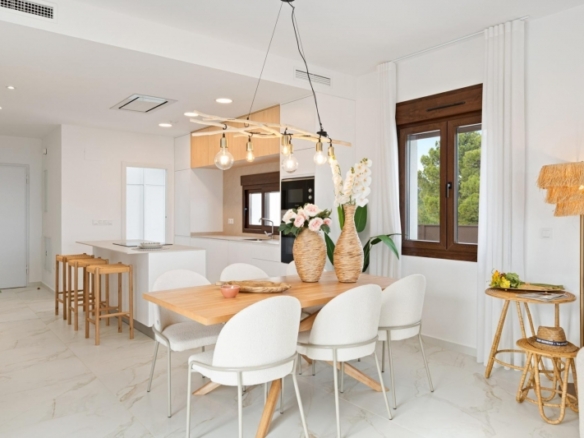 Villa de nueva construcción de una planta y piscina privada en Polop