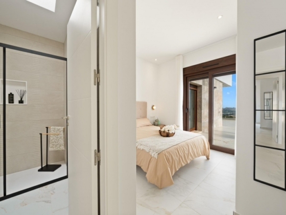 Villa de nueva construcción de una planta y piscina privada en Polop
