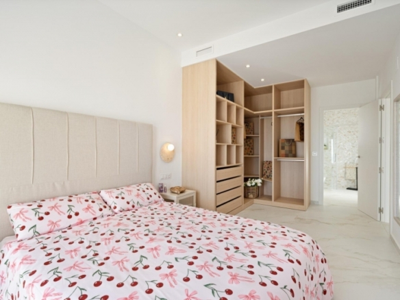 Villa de nueva construcción de una planta y piscina privada en Polop