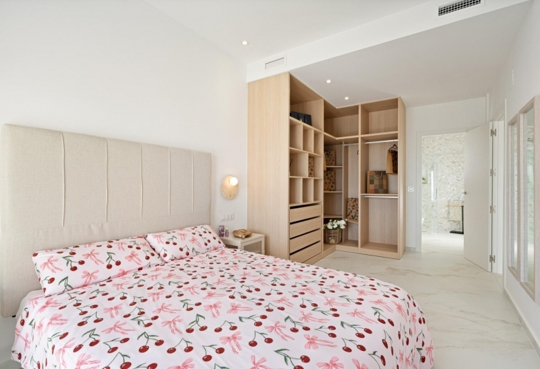 Villa de nueva construcción de una planta y piscina privada en Polop