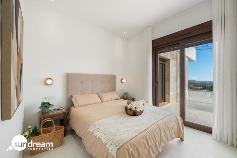 Villa de nueva construcción de una planta y piscina privada en Polop