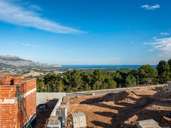 Villa de nueva construcción de una planta y piscina privada en Polop
