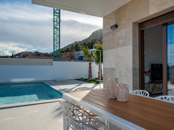 Villa de nueva construcción de una planta y piscina privada en Polop